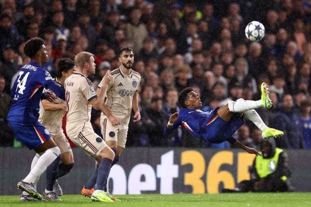 Chelsea v Ajax 22 October 2025, London - UEFA Champions League - League Stage - Chelsea v Ajax - Estevao Willian of Chelsea tries an overhead kick - Photo: Jacques Feeney Offside. London UK Copyright: xJacquesxFeeneyx xOffsidexOffside