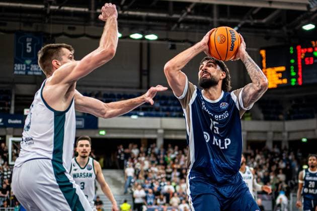 Marcel Keßen (15; MLP Academics Heidelberg) versucht einen Wurf, während Andrzej Pluta (3; Legia Warszawa) verteidigt Basketball Champions League: MLP Academics Heidelberg – Legia Warszawa, 22.10.2025 at SNP-Dome, Heidelberg. Baden-Württemberg Deutschland Copyright: xBEAUTIFULxSPORTS Gelhardtx