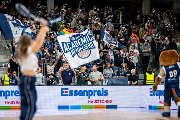 Fans von MLP Academics Heidelberg feiern mit Fahnen und Schals im SNP-Dome Basketball Champions League: MLP Academics Heidelberg – Legia Warszawa, 22.10.2025 at SNP-Dome, Heidelberg. Baden-Württemberg Deutschland Copyright: xBEAUTIFULxSPORTS Gelhardtx