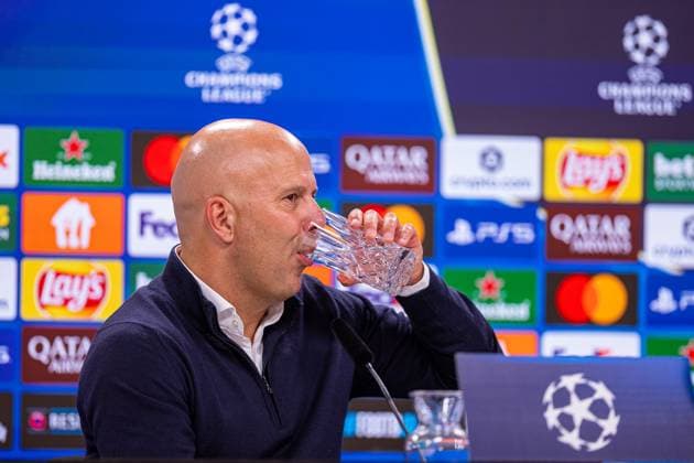 Football - UEFA Youth League - League Phase - Eintracht Frankfurt Under-19 s v Liverpool FC Under-19 s FRANKFURT, GERMANY - Wednesday, October 22, 2025: Liverpool s head coach Arne Slot drinks a glass of water during a post-match press conference, PK, Pressekonferenz after the UEFA Youth League match between Eintracht Frankfurt Under-19 s and Liverpool FC Under-19 s at Sportpark Dreieich. Liverpool won 5-1. (Photo by David Rawcliffe Propaganda) FRANKFURT Sportpark Dreieich HESSE GERMANY  Copyright: xDavidxRawcliffex P2025-10-22-Frankfurt_Liverpool-131