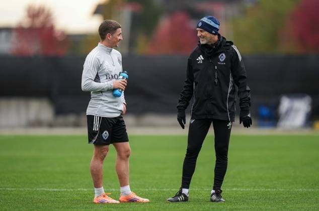 October 22, 2025, Vancouver, Bc, CANADA: Vancouver Whitecaps head coach Jesper Sorensen, right, talks with Ryan Gauld during MLS, Fussball Herren, USA soccer practice, in Vancouver, on Wednesday, Oct. 22, 2025. The Whitecaps will start their post-season run Sunday when they begin a best-of-three first-round series against FC Dallas in Vancouver. Canada News - October 22, 2025 - ZUMAc35_ 20251022_zaf_c35_051 Copyright: xDarrylxDyckx
