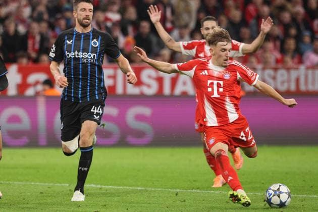 Lennart Karl (FCB) gegen 44 Brandon Mechele (FC Brügge) Aktion, Zweikampf, Fussball FC Bayern München - FC Brügge UEFA Champions League 22.10.2025 Allianz Arena FOTO: Mladen Lackovic LakoPress