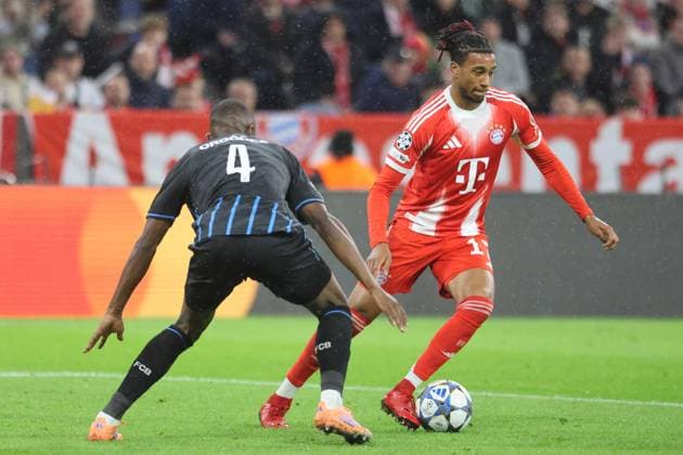 17 Michael Olise (FCB) gegen 4 Joel Ordonez (FC Brügge) Aktion, Zweikampf, Fussball FC Bayern München - FC Brügge UEFA Champions League 22.10.2025 Allianz Arena FOTO: Mladen Lackovic LakoPress