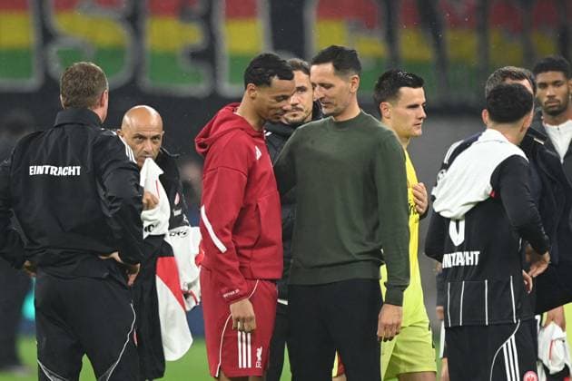 Trainer Dino TOPPMOELLER (F) und Hugo EKITIKE (FC Liverpool) nach Spielende, Fussball UEFA Champions League Gruppenphase 3. Spieltag, matchday3, Eintracht Frankfurt (F) - FC Liverpool (LIV) 1-5 am 22.10.2025 im Deutsche Bank Park, Frankfurt Deutschland. UEFA regulations prohibit any use of photographs as image sequences and or quasi-video . Â