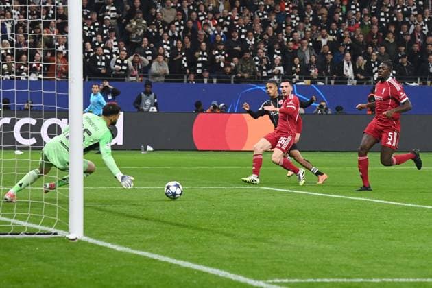 Torwart Giorgi MAMADASHVILI (FC Liverpool) pariert diese Torchance von Jean-Matteo BAHOYA (F) Fussball UEFA Champions League Gruppenphase 3. Spieltag, matchday3, Eintracht Frankfurt (F) - FC Liverpool (LIV) 1-5 am 22.10.2025 im Deutsche Bank Park, Frankfurt Deutschland. UEFA regulations prohibit any use of photographs as image sequences and or quasi-video . Â