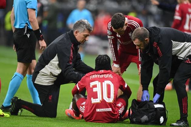Jeremie FRIMPONG (FC Liverpool) verletzt, Verletzung, wird behandelt, Fussball UEFA Champions League Gruppenphase 3. Spieltag, matchday3, Eintracht Frankfurt (F) - FC Liverpool (LIV) 1-5 am 22.10.2025 im Deutsche Bank Park, Frankfurt Deutschland. UEFA regulations prohibit any use of photographs as image sequences and or quasi-video . Â
