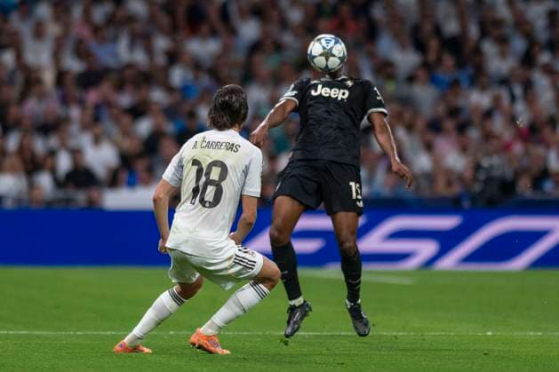 October 23, 2025, Madrid, Madrid, Spain: PIERRE KALULU of Juventus de Turin controls the ball during the match on the third day of the group stage of the 2025 26 UEFA Champions League between REAL MADRID C.F. vs JUVENTUS DE TURIN, played at the Santiago Bernabeu Stadium on October 22, 2025, in Madrid, Spain. Madrid Spain - ZUMAc312 20251023_zsp_c312_034 Copyright: xOscarxManuelxSanchezx