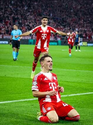Jubel bei Lennart Karl 42 (FC Bayern Muenchen) ueber das 1:0, mit ihm freut sich Alexandar Pavlovic 45 (FC Bayern Muenchen) im Hintergrund, FC Bayern Muenchen vs. Club Brugge, Fussball, Maenner, UEFA Champions League, Saison 2025 2026, Allianz Arena, 3. Spieltag, 22.10.2025 Muenchen Bayern Deutschland