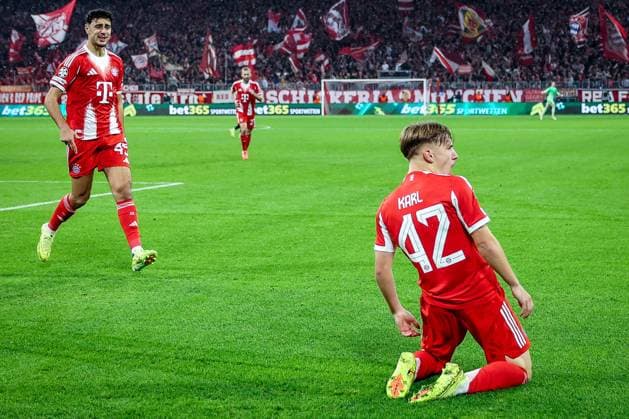 Lennart Karl 42 (FC Bayern Muenchen) mit dem Jubel in Richtung der Fans nach seinem Treffer zum 1:0, mit Alexandar Pavlovic 45 (FC Bayern Muenchen), FC Bayern Muenchen vs. Club Brugge, Fussball, Maenner, UEFA Champions League, Saison 2025 2026, Allianz Arena, 3. Spieltag, 22.10.2025 Muenchen Bayern Deutschland