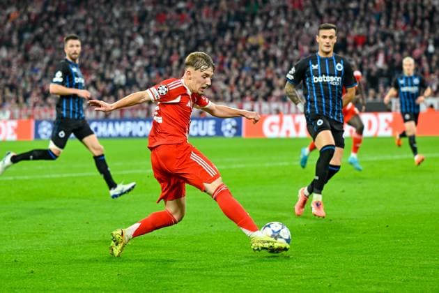 Lennart KARL (FC Bayern München, FCB, 42) am Ball, 22.10.2025, München (Deutschland), Fussball, UEFA Champions League, Ligaphase, FC Bayern München - Club Brügge, THE EVENT REGULATIONS PROHIBIT ANY USE OF PHOTOGRAPHS AS IMAGE SEQUENCES AND OR QUASI-VIDEOS.