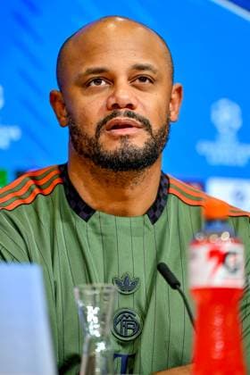 Trainer Vincent KOMPANY (Coach, Headcoach, FC Bayern München, FCB) auf der Pressekonferenz, PK, Porträt, Portrait, Einzelbild, Aktion, Action, 22.10.2025, München (Deutschland), Fussball, UEFA Champions League, Ligaphase, FC Bayern München - Club Brügge, THE EVENT REGULATIONS PROHIBIT ANY USE OF PHOTOGRAPHS AS IMAGE SEQUENCES AND OR QUASI-VIDEOS.