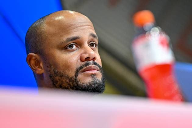 Trainer Vincent KOMPANY (Coach, Headcoach, FC Bayern München, FCB) auf der Pressekonferenz, PK, Porträt, Portrait, Einzelbild, Aktion, Action, 22.10.2025, München (Deutschland), Fussball, UEFA Champions League, Ligaphase, FC Bayern München - Club Brügge, THE EVENT REGULATIONS PROHIBIT ANY USE OF PHOTOGRAPHS AS IMAGE SEQUENCES AND OR QUASI-VIDEOS.