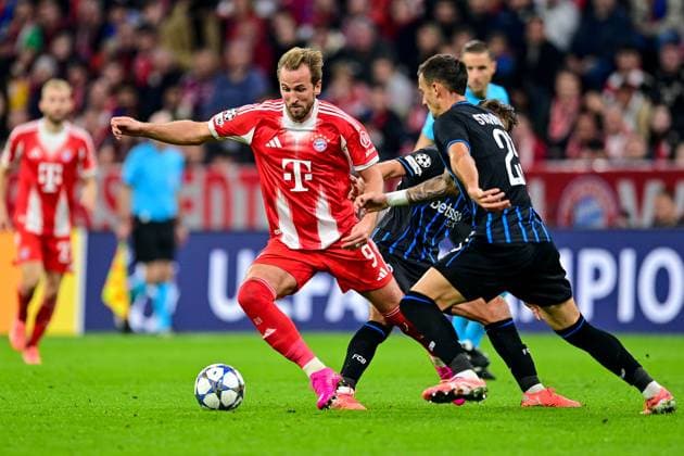 v.li.: Harry KANE (FC Bayern München, FCB, 9) Lynnt AUDOOR (Club Brügge, 62) Aleksandar STANKOVIC (Club Brügge, 25) im Zweikampf, Duell, duel, tackle, Dynamik, Action, Aktion, 22.10.2025, München (Deutschland), Fussball, UEFA Champions League, Ligaphase, FC Bayern München - Club Brügge, THE EVENT REGULATIONS PROHIBIT ANY USE OF PHOTOGRAPHS AS IMAGE SEQUENCES AND OR QUASI-VIDEOS.