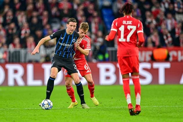 v.li.: Hans VANAKEN (Club Brügge, 20) Joshua KIMMIG (FC Bayern München, FCB, 6) im Zweikampf, Duell, duel, tackle, Dynamik, Action, Aktion, Michael OLISE (FC Bayern München, FCB, 17), 22.10.2025, München (Deutschland), Fussball, UEFA Champions League, Ligaphase, FC Bayern München - Club Brügge, THE EVENT REGULATIONS PROHIBIT ANY USE OF PHOTOGRAPHS AS IMAGE SEQUENCES AND OR QUASI-VIDEOS.