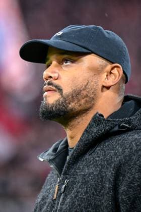 Trainer Vincent KOMPANY (Coach, Headcoach, FC Bayern München, FCB) blickt nach oben, Porträt, Portrait, Einzelbild, Aktion, Action, 22.10.2025, München (Deutschland), Fussball, UEFA Champions League, Ligaphase, FC Bayern München - Club Brügge, THE EVENT REGULATIONS PROHIBIT ANY USE OF PHOTOGRAPHS AS IMAGE SEQUENCES AND OR QUASI-VIDEOS.