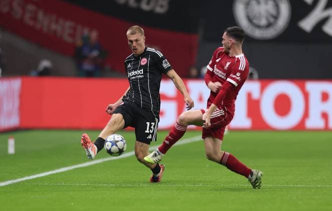 22.10.2025, Fussball UEFA Champions League, Eintracht Frankfurt - Liverpool FC, emonline, emspor, v.l., Rasmus Kristensen (Eintracht Frankfurt), Andrew Robertson (Liverpool FC) DFL DFB REGULATIONS PROHIBIT ANY USE OF PHOTOGRAPHS AS IMAGE SEQUENCES AND OR QUASI-VIDEO. xdcx Copyright: HMBxMedia Claus