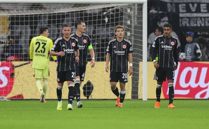 22.10.2025, Fussball UEFA Champions League, Eintracht Frankfurt - Liverpool FC, emonline, emspor, v.l., Mario Götze (Eintracht Frankfurt), Robin Koch (Eintracht Frankfurt), Ritsu Doan (Eintracht Frankfurt), Ansgar Knauff (Eintracht Frankfurt) enttaeuscht, enttaeuscht schauend, dissapointed, traurig, frustiert, frust, gefrustet DFL DFB REGULATIONS PROHIBIT ANY USE OF PHOTOGRAPHS AS IMAGE SEQUENCES AND OR QUASI-VIDEO. xdcx Copyright: HMBxMedia Claus