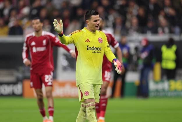22.10.2025, Fussball UEFA Champions League, Eintracht Frankfurt - Liverpool FC, emonline, emspor, v.l., Torwart Michael Zetterer (Eintracht Frankfurt) enttaeuscht, enttaeuscht schauend, dissapointed, traurig, frustiert, frust, gefrustet DFL DFB REGULATIONS PROHIBIT ANY USE OF PHOTOGRAPHS AS IMAGE SEQUENCES AND OR QUASI-VIDEO. xdcx Copyright: HMBxMedia Claus