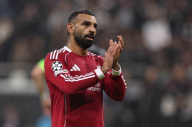 22.10.2025, Fussball UEFA Champions League, Eintracht Frankfurt - Liverpool FC, emonline, emspor, v.l., Mohamed Salah (Liverpool FC) bedankt sich bei den Fans, bedanken, Dank, Mannschaft nach dem Spiel, after the match, bedankt sich bei den Fans, applauds the fans DFL DFB REGULATIONS PROHIBIT ANY USE OF PHOTOGRAPHS AS IMAGE SEQUENCES AND OR QUASI-VIDEO. xdcx Copyright: HMBxMedia Claus