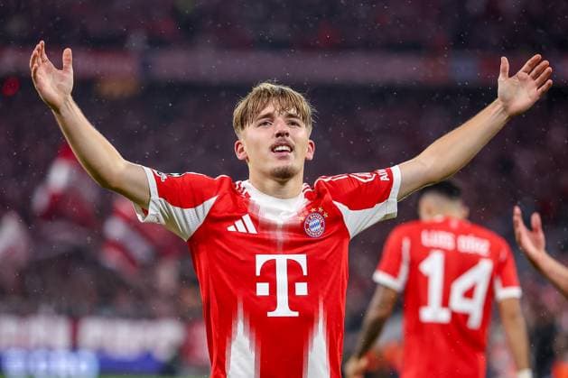 22.10.2025, Fußball, UEFA Champions League, FC Bayern München - Club Brügge, Allianz Arena, Saison 2025 2026: Torjubel nach dem Tor zum 1:0 durch Torschütze Lennart Karl (FC Bayern Muenchen 42) Regulations prohibit any use of photographs as image sequences and or quasi-video. Bayern Deutschland