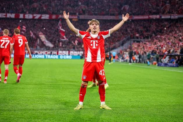 22.10.2025, Fußball, UEFA Champions League, FC Bayern München - Club Brügge, Allianz Arena, Saison 2025 2026: Torjubel nach dem Tor zum 1:0 durch Torschütze Lennart Karl (FC Bayern Muenchen 42) Regulations prohibit any use of photographs as image sequences and or quasi-video. Bayern Deutschland