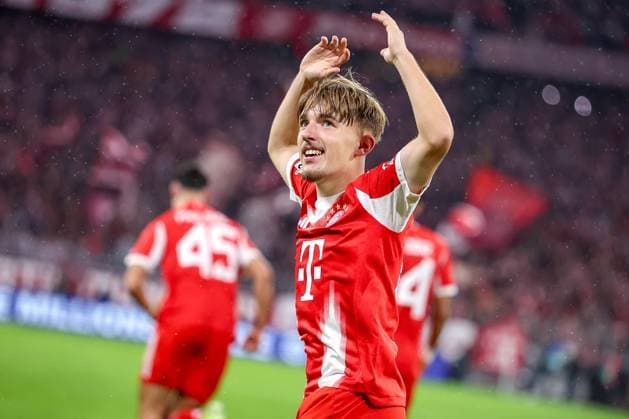 22.10.2025, Fußball, UEFA Champions League, FC Bayern München - Club Brügge, Allianz Arena, Saison 2025 2026: Torjubel nach dem Tor zum 1:0 durch Torschütze Lennart Karl (FC Bayern Muenchen 42) Regulations prohibit any use of photographs as image sequences and or quasi-video. Bayern Deutschland