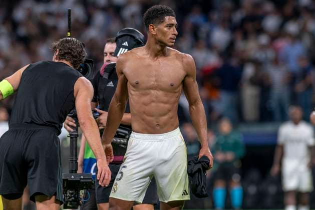 October 23, 2025, Madrid, Madrid, Spain: JUDE BELLINGHAM of Real Madrid CF showing his left shoulder scar during the match on the third day of the group stage of the 2025 26 UEFA Champions League between REAL MADRID C.F. vs JUVENTUS DE TURIN, played at the Santiago Bernabeu Stadium on October 22, 2025, in Madrid, Spain. Madrid Spain - ZUMAc312 20251023_zsp_c312_173 Copyright: xOscarxManuelxSanchezx