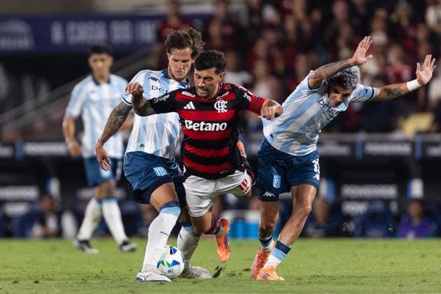 October 22, 2025, Rio De Janeiro, Rio De Janeiro, Brazil: RIO DE JANEIRO, BRAZIL - OCTOBER 22: GIORGIAN DE ARRASCAETA of Flamengo fights for the ball during the match between Flamengo and Racing as part of Copa CONMEBOL Libertadores 2025 at Maracana Stadium on October 22, 2025 in Rio de Janeiro, Brazil. Rio De Janeiro Brazil - ZUMAc227 20251022_zsp_c227_009 Copyright: xRuanoxCarneirox