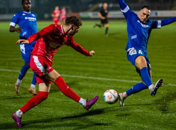 22.10.2025, xhettx, Fussball, Bitburger Verbandspokal, Wormatia Worms - FK Pirmasens v.l. Michael Müller (FK Pirmasens, 4) blockt die Hereingabe (DFL DFB REGULATIONS PROHIBIT ANY USE OF PHOTOGRAPHS as IMAGE SEQUENCES and or QUASI-VIDEO) Worms