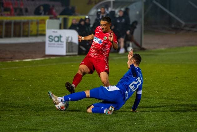 22.10.2025, xhettx, Fussball, Bitburger Verbandspokal, Wormatia Worms - FK Pirmasens v.l. Malik Yerima (Wormatia Worms, 19)) und Miguel Torbjörn Deho (FK Pirmasens, 23) mit der Grätsche (DFL DFB REGULATIONS PROHIBIT ANY USE OF PHOTOGRAPHS as IMAGE SEQUENCES and or QUASI-VIDEO) Worms