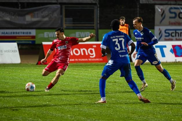 22.10.2025, xhettx, Fussball, Bitburger Verbandspokal, Wormatia Worms - FK Pirmasens v.l. Marc-Michael Nauth (Wormatia Worms, 9) schlägt den Ball raus (DFL DFB REGULATIONS PROHIBIT ANY USE OF PHOTOGRAPHS as IMAGE SEQUENCES and or QUASI-VIDEO) Worms
