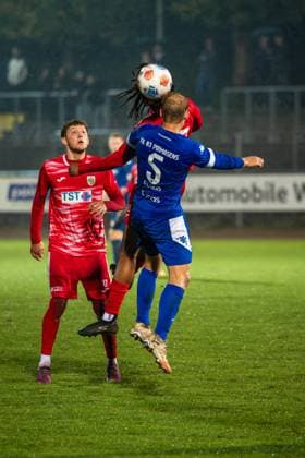 22.10.2025, xhettx, Fussball, Bitburger Verbandspokal, Wormatia Worms - FK Pirmasens v.l. Bobby Edet (Wormatia Worms, 39) gewinnt das Kopfballduell gegen Mike Andreas (FK Pirmasens, 5) (DFL DFB REGULATIONS PROHIBIT ANY USE OF PHOTOGRAPHS as IMAGE SEQUENCES and or QUASI-VIDEO) Worms