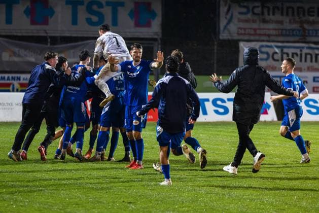 22.10.2025, xhettx, Fussball, Bitburger Verbandspokal, Wormatia Worms - FK Pirmasens v.l. jubel um das späte Tor durch Eliakim-Mbila Kukanda (FK Pirmasens, 37) (DFL DFB REGULATIONS PROHIBIT ANY USE OF PHOTOGRAPHS as IMAGE SEQUENCES and or QUASI-VIDEO) Worms