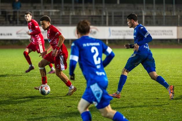 22.10.2025, xhettx, Fussball, Bitburger Verbandspokal, Wormatia Worms - FK Pirmasens v.l. Nicolas Obas (Wormatia Worms, 43) zentral mit dem Ball (DFL DFB REGULATIONS PROHIBIT ANY USE OF PHOTOGRAPHS as IMAGE SEQUENCES and or QUASI-VIDEO) Worms