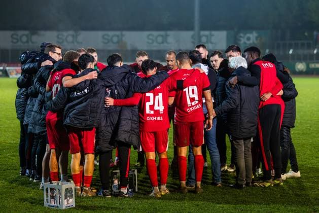 22.10.2025, xhettx, Fussball, Bitburger Verbandspokal, Wormatia Worms - FK Pirmasens v.l. Worms schwört sich nochmal ein (DFL DFB REGULATIONS PROHIBIT ANY USE OF PHOTOGRAPHS as IMAGE SEQUENCES and or QUASI-VIDEO) Worms