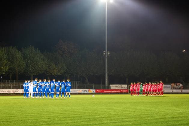 22.10.2025, xhettx, Fussball, Bitburger Verbandspokal, Wormatia Worms - FK Pirmasens v.l. Schweigeminute vor dem Spiel (DFL DFB REGULATIONS PROHIBIT ANY USE OF PHOTOGRAPHS as IMAGE SEQUENCES and or QUASI-VIDEO) Worms