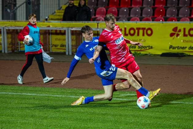 22.10.2025, xhettx, Fussball, Bitburger Verbandspokal, Wormatia Worms - FK Pirmasens v.l. Noah Stilb (FK Pirmasens, 29) mit einer Grätsche gegen Luca Baderschneider (Wormatia Worms, 7) (DFL DFB REGULATIONS PROHIBIT ANY USE OF PHOTOGRAPHS as IMAGE SEQUENCES and or QUASI-VIDEO) Worms