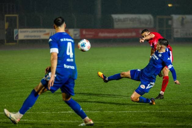 22.10.2025, xhettx, Fussball, Bitburger Verbandspokal, Wormatia Worms - FK Pirmasens v.l. Schuss aufs Tor von Nicolas Obas (Wormatia Worms, 43) (DFL DFB REGULATIONS PROHIBIT ANY USE OF PHOTOGRAPHS as IMAGE SEQUENCES and or QUASI-VIDEO) Worms
