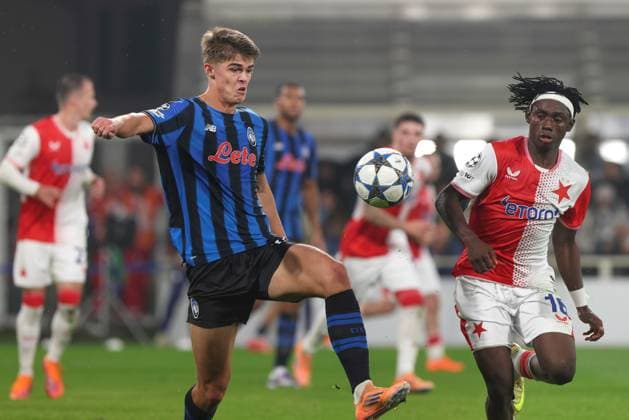 Atalanta BC sv SK Slavia Praha Italy, Bergamo, 2025 10 22: Jan Boril, Charles De Ketelaere (Atalanta) ball control in front court in the first half during soccer game Atalanta BC vs SK Slavia Praha, UCL 2025-2026 MD 3, New Balance Arena Bergamo Lombardy Italy Copyright: xFabrizioxAndreaxBertanix