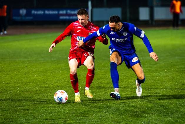22.10.2025, xhettx, Fussball, Bitburger Verbandspokal, Wormatia Worms - FK Pirmasens v.l. Nico Jäger (Wormatia Worms, 11) im Zweikampf mit Michael Müller (FK Pirmasens, 4) (DFL DFB REGULATIONS PROHIBIT ANY USE OF PHOTOGRAPHS as IMAGE SEQUENCES and or QUASI-VIDEO) Worms