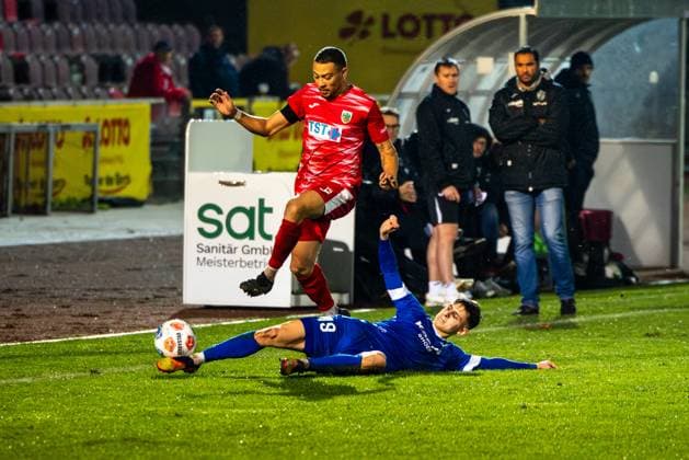 22.10.2025, xhettx, Fussball, Bitburger Verbandspokal, Wormatia Worms - FK Pirmasens v.l. Grätsche von Nico Wiltz (FK Pirmasens, 19) gegen Malik Yerima (Wormatia Worms, 19) (DFL DFB REGULATIONS PROHIBIT ANY USE OF PHOTOGRAPHS as IMAGE SEQUENCES and or QUASI-VIDEO) Worms
