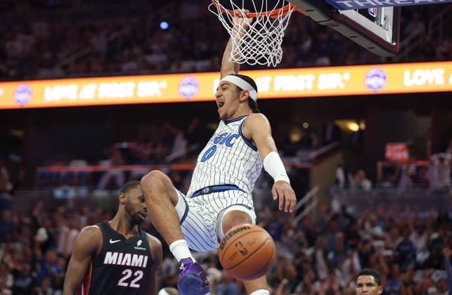 October 22, 2025, Orlando, Fl - Florida, USA: The Orlando Magic s Anthony Black (0) screams in celebration as he dunks over the Miami Heat s Andrew Wiggins (22) at the Kia Center on Oct. 22, 2025, in Orlando, Florida. Orlando USA - ZUMAm67_ 20251022_zaf_m67_007 Copyright: xStephenxM.xDowellx
