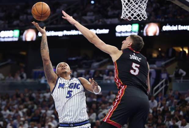 October 22, 2025, Orlando, Fl - Florida, USA: The Orlando Magic s Paolo Banchero, left, shoots under pressure from the Miami Heat s Nikola Jovic at the Kia Center on Oct. 22, 2025, in Orlando, Florida. Orlando USA - ZUMAm67_ 20251022_zaf_m67_010 Copyright: xStephenxM.xDowellx