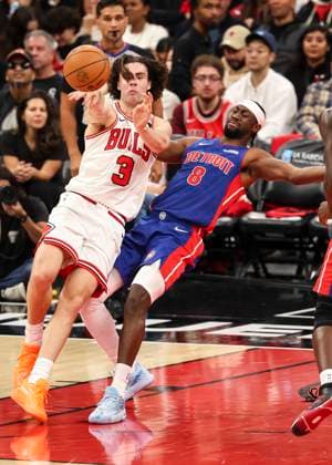(251023) -- CHICAGO, Oct. 23, 2025 -- Chicago Bulls guard Josh Giddey (L) passes the ball against Detroit Pistons Caris Levert during the NBA, Basketball Herren, USA regular season basketball game between Detroit Pistons and Chicago Bulls at the United Center in Chicago, the United States, on Oct. 22, 2025. (Photo by Joel Lerner Xinhua) (SP)U.S.-CHICAGO-BASKETBALL-NBA-CHICAGO BULLS VS DETROIT PISTONS XuxJing 