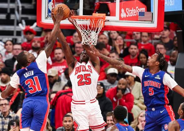 (251023) -- CHICAGO, Oct. 23, 2025 -- Detroit Pistons Javonte Green (L) and Ronald Holland II (R) defend against Chicago Bulls Jalen Smith during the NBA, Basketball Herren, USA regular season basketball game between Detroit Pistons and Chicago Bulls at the United Center in Chicago, the United States, on Oct. 22, 2025. (Photo by Joel Lerner Xinhua) (SP)U.S.-CHICAGO-BASKETBALL-NBA-CHICAGO BULLS VS DETROIT PISTONS XuxJing 