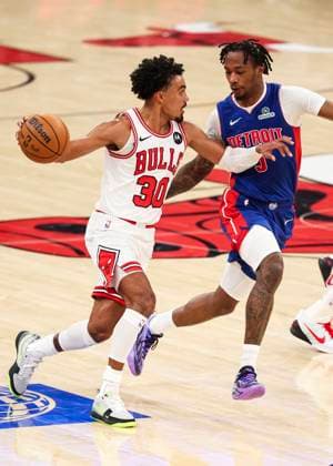(251023) -- CHICAGO, Oct. 23, 2025 -- Chicago Bulls Tre Jones (L) breaks through during the NBA, Basketball Herren, USA regular season basketball game between Detroit Pistons and Chicago Bulls at the United Center in Chicago, the United States, on Oct. 22, 2025. (Photo by Joel Lerner Xinhua) (SP)U.S.-CHICAGO-BASKETBALL-NBA-CHICAGO BULLS VS DETROIT PISTONS XuxJing 