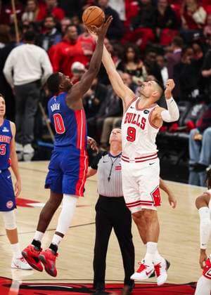 (251023) -- CHICAGO, Oct. 23, 2025 -- Detroit Pistons Jalen Duren (L) and Chicago Bulls Nikola Vucevic tip off the season opening game during the NBA, Basketball Herren, USA regular season basketball game between Detroit Pistons and Chicago Bulls at the United Center in Chicago, the United States, on Oct. 22, 2025. (Photo by Joel Lerner Xinhua) (SP)U.S.-CHICAGO-BASKETBALL-NBA-CHICAGO BULLS VS DETROIT PISTONS XuxJing 