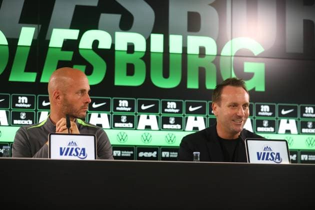 VfL PK Wolfsburg, 23.10.2025, FUßBALL - VfL Wolfsburg, Pressekonferenz vor dem Spiel gegen HSV, 1. Bundesliga, Saison 2024 25. Cheftrainer Paul Simonis (VfL Wolfsburg), Sportdirektor Sebastian Szindzielorz (VfL Wolfsburg) Wolfsburg