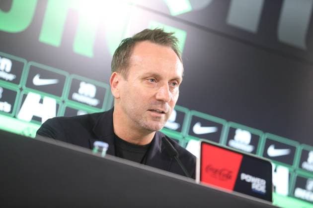 VfL PK Wolfsburg, 23.10.2025, FUßBALL - VfL Wolfsburg, Pressekonferenz vor dem Spiel gegen HSV, 1. Bundesliga, Saison 2024 25. Sportdirektor Sebastian Szindzielorz (VfL Wolfsburg) Wolfsburg