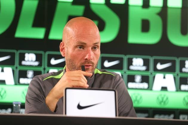 VfL PK Wolfsburg, 23.10.2025, FUßBALL - VfL Wolfsburg, Pressekonferenz vor dem Spiel gegen HSV, 1. Bundesliga, Saison 2024 25. Cheftrainer Paul Simonis (VfL Wolfsburg) Wolfsburg